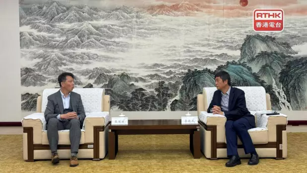 張國財(左)與雲南廣播電視台副台長李曉風(右)交流兩地跨媒體廣播發展路向。