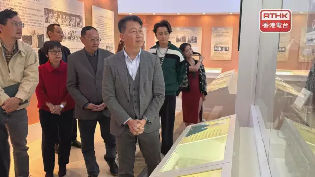 雲南衛視頻道總監朵翔（左四）陪同張國財參觀雲南廣播博物館。