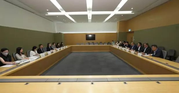 楊何蓓茵早前與四個公務員中央評議會職方代表會面。