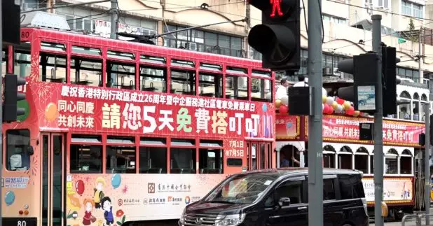 行政長官李家超宣布，為慶祝香港特別行政區成立二十七周年，將推出多項活動及優惠，市民可於七一當天免費乘搭電車、輕鐵及行走新界西北路線的港鐵巴士，3至11歲小童可免費乘搭多條港鐵路線，包括來往羅湖及落馬洲站的車程。（港台圖片）