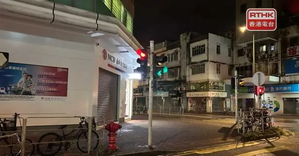 在大埔墟一帶，街道未見有水浸，有途人經過也不用打傘。(林漢山攝)