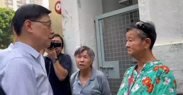 落區期間，有市民向李家超反映，公屋大廈有設施破損需要維修，李家超感謝市民意見，強調會一一處理。（黃貝紋攝）