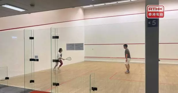 有免費預約壁球場的市民表示，平日預約場地較難，因此於國慶選擇預約早上時間，最終成功。（伍思平攝）