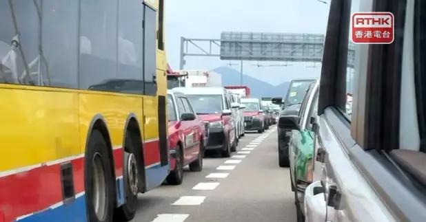 運輸署呼籲市民盡量選擇在非繁忙時段出行，並考慮使用其他口岸前往深圳。（廖漢榮攝）
