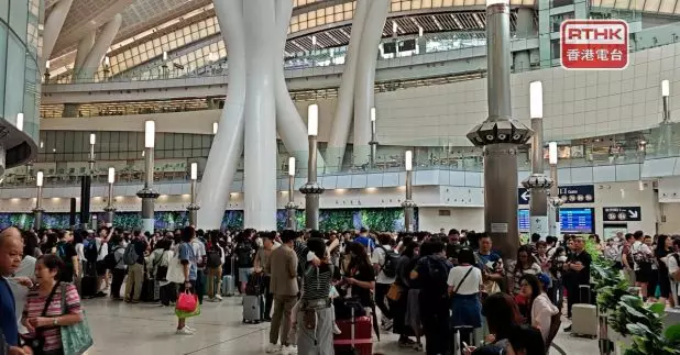 重陽節長周末假期，不少市民北上，多個口岸都出現人龍和車龍。