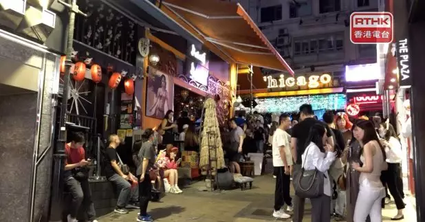 入夜後，越來越多市民到蘭桂坊湊熱鬧。（梁禎祥攝）