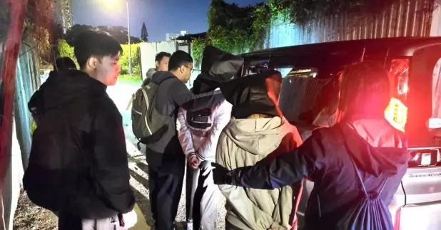 警方在行動中拘捕一男一女，現正被扣留調查。警方提供