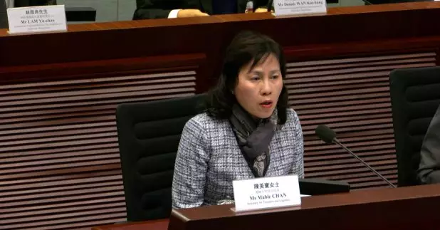 運輸及物流局局長陳美寶首次以局長身分出席立法會會議，匯報各項興建中的鐵路項目最新進展，多名議員恭賀陳美寶履新。