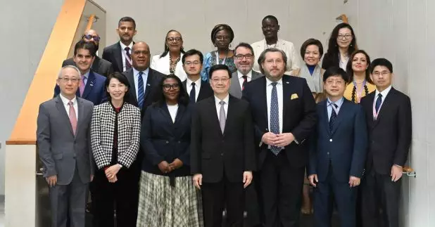 李家超與到訪香港的外國政府官員代表團成員會面。（政府新聞處）