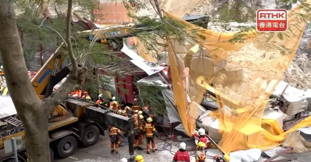 藍田連德道一個工地，有挖泥車由斜坡翻側掉下，撞毀圍欄後再壓中一輛垃圾車，挖泥車司機、垃圾車司機和跟車工人受傷，其中跟車工人被困兩個多小時獲救。