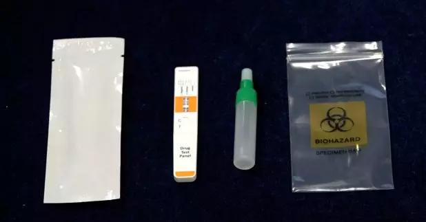 警方星期六開始，會引入快速檢測工具，以檢測另類吸煙工具是否含有依托咪酯，協助前線警員執法。（孔令輝攝）