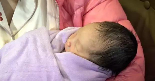 仁安醫院凌晨零時零分迎來醫院首名蛇年嬰兒，女嬰順產出生，重3.02公斤，李先生夫婦對嬰兒健康出生感到既喜悅又感動。(張正慧攝)