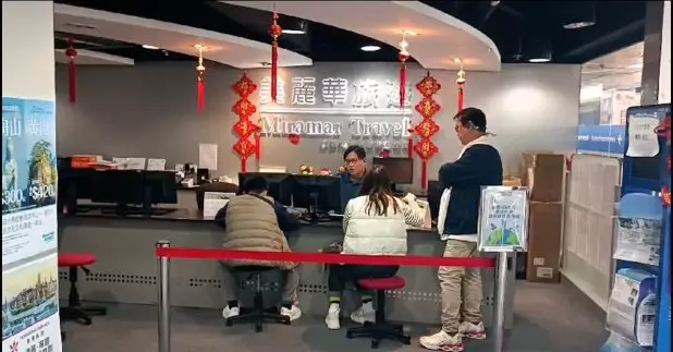 美麗華旅遊一個華東旅行團，昨天結束行程，坐旅遊巴前往上海浦東國際機場時，遇到交通意外，車上一名男領隊死亡，其餘團友、導遊均沒有受傷，昨晚已返港。（張連登攝）