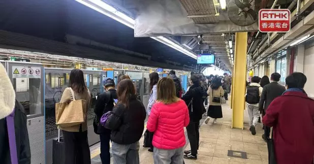 現時所有東鐵綫南行及北行列車到達太和站時，均需使用1號月台上落客，車站已加派人手在月台作出廣播及協助乘客。（劉澤浩攝）