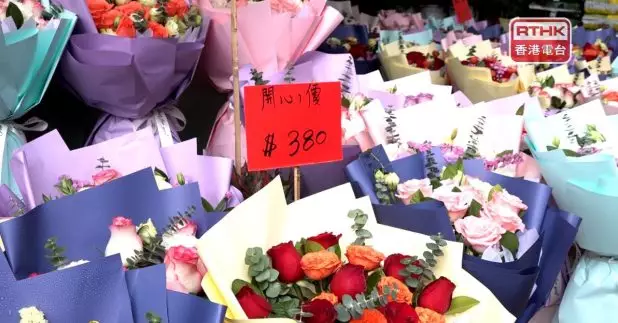 有花店表示，今年鮮花市道整體變差，到花墟買花的人減少，加上北上消費，花價差不多回復至十年前，下跌兩三成。（劉澤浩攝）
