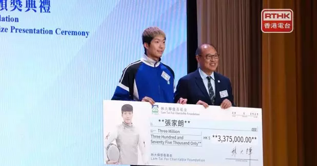 張家朗獲頒獎金表揚他在巴黎奧運出色表現。(游樹榮攝)