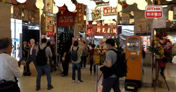 新光戲院將於今日結業。有不少市民到場拍照留念。(孔令輝攝)