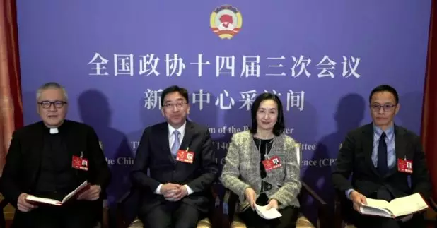 盧永雄（右一）、何超瓊（右二）、高永文（左二）、和管浩鳴（左一）接受視像訪問。（視像訪問截圖）