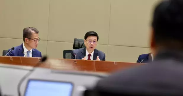 李家超與政治委任官員分享全國兩會精神（李家超社交網站圖片）