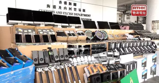 海關偵破4宗涉嫌利用遠洋船和內河船走私貨物的案件，檢獲大批懷疑走私電子貨物，估計市值約3億5千5百萬元。（施華駿攝）