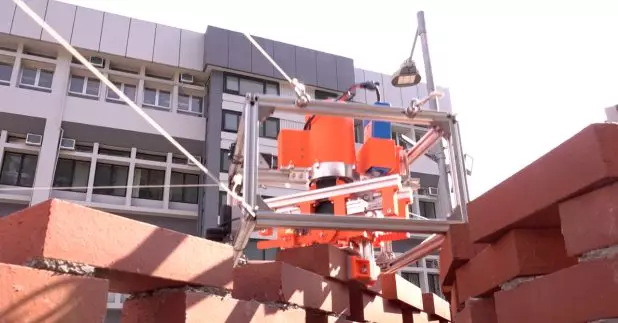 香港中文大學研發一款自動化線控機械人，協助重建校園內一個角落。（梁禎祥攝）