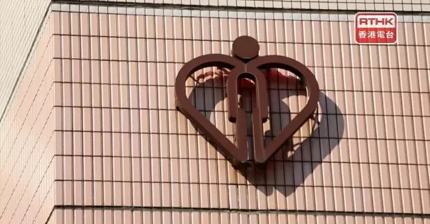 政府提出以三個方向加大對市民的公營醫療保障，包括為全港市民增設每人每年一萬元的收費上限，又會放寬合資格申領費用減免人士的申請資格及範圍，預料受惠人士會由現時約30萬增至140萬。