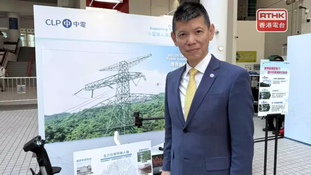 張寶中說,以往工程人員需要「翻山越嶺」做巡檢,應用有關技術後,能提升巡查效率近四倍,並可更快找出問題。(崔蔚恩攝)