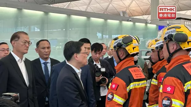 李家超與救援隊成員握手,又提醒他們要注意自身安全。(林漢山攝)