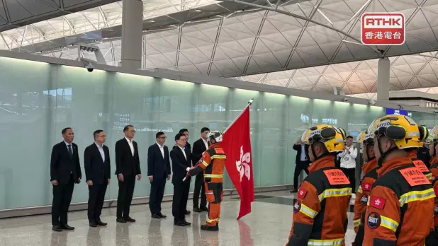 行政長官李家超與多名官員到機場,向特區救援隊進行授旗儀式。(林漢山攝)