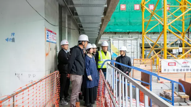 何永賢到彩興項目視察工程進度,檢視項目質素。(何永賢社交網站圖片)