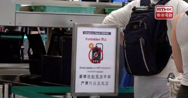 今天起乘客不得在航班上使用外置充電器為其他便攜式電子裝置、不得為外置充電器充電、亦不得把外置充電器放置於行李架上。（潘子穎攝）