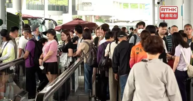 復活節假期最後一天,外遊市民陸續返港。(陳感恩攝)