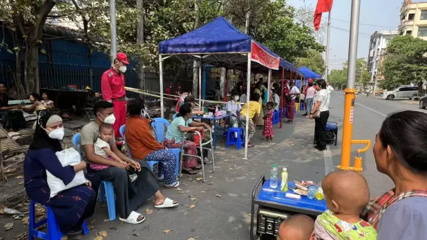 救援隊帶災民到醫療帳篷接受診治。(保安局社交網頁)