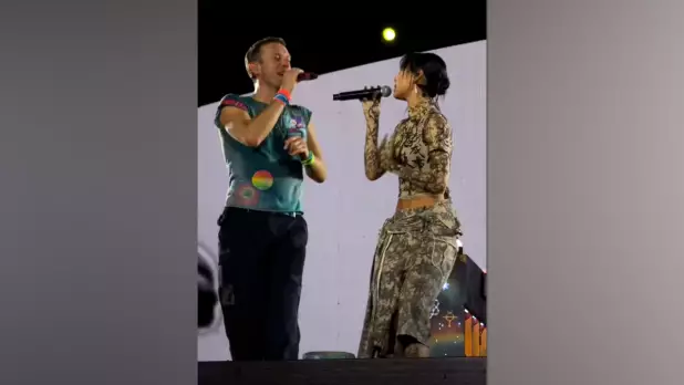 本港女團Collar成員邱彥筒出任暖場嘉賓,同時與Coldplay在台上合唱。(Coldplay社交網站片段截圖)