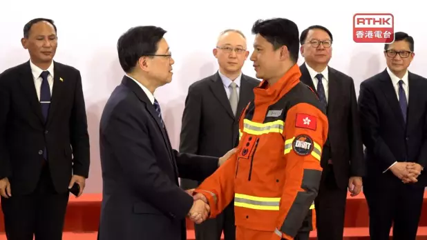 李家超逐一與救援隊員握手致謝,歡迎他們安全回港。(施華駿攝)