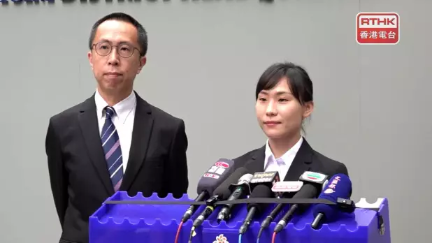 警方及衞生署採取針對無牌牙醫的行動,在尖沙咀一座商業大廈的單位,搗破非註冊牙醫執業的牙齒矯正中心,拘捕一名33歲本地女子,涉嫌「未經註冊而以牙醫身份執業」。(陳裕行攝)