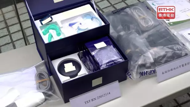 警方在行動中檢獲一批牙科醫療用具。(陳裕行攝)