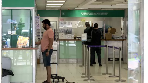香港郵政宣布暫停接收寄往美國內載貨品的郵遞服務,平郵即日起暫停,空郵方面則將於4月27日起暫停;其他只內載文件而沒有貨品的郵件則不受影響。(余思嵐攝)