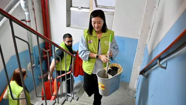 火警結束後,關愛隊成員展開家訪了解居民需要。(政府新聞網)
