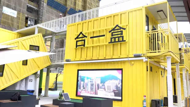 房協目前在4個地盤設有可循環再用、組裝合成組件搭建而成的MiC多功能辦公室,為工友提供作息空間,並設有「安全智慧工地系統」。