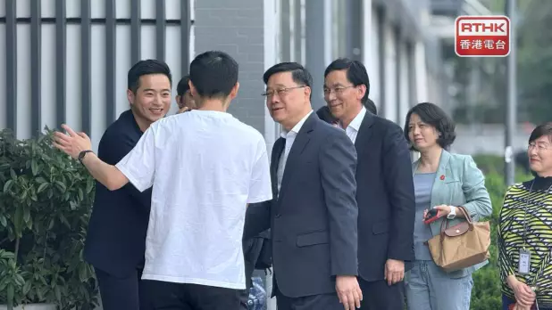 李家超下午到訪另一間杭州六小龍企業、專注研發和生產機械人的「宇樹科技」。(盧紫菁攝)