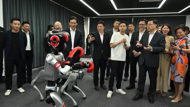 李家超(右三)參訪杭州宇樹科技有限公司。