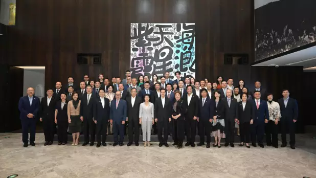 李家超(第一排中)與祖籍寧波的企業家交流會面。(政府新聞處)