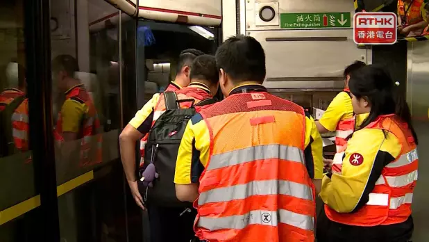 港鐵人員在場處理事故。(張連登攝)