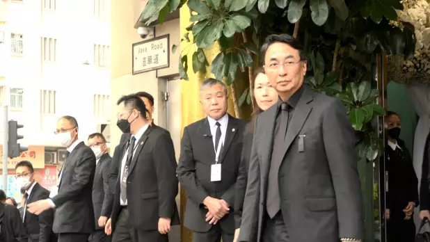 李兆基長子李家傑(右一)在場接待。(梁禎祥攝)