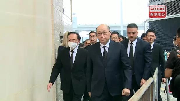 中聯辦主任鄭雁雄在傍晚時份到場。(張連登攝)