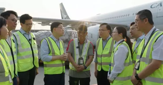今日五一勞動節，行政長官李家超日前到機場，探望地勤和工程人員。(李家超Facebook)