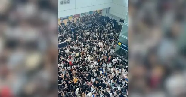 港鐵落馬洲站昨日曾經有較多乘客同時透過手機啟動車票二維碼乘車，站內網絡繁忙，乘客一度毋須拍卡出閘，港鐵表示會提升Wi-Fi容量等應對。（網上片段截圖）