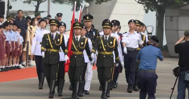今日是五四運動106周年，香港各界青少年活動委員會早上在灣仔金紫荊廣場，舉行紀念中國人民抗日戰爭暨世界反法西斯戰爭勝利80周年五四升旗禮，有1200名青少年制服團隊代表及中小學生參與。(梁禎祥攝)