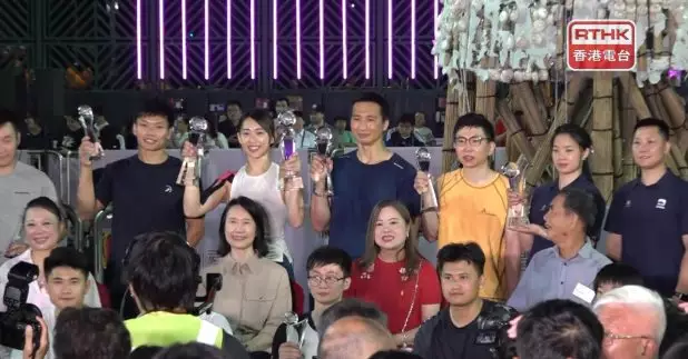 文化體育及旅遊局局長羅淑佩與多名得獎者合照。(周國安攝)